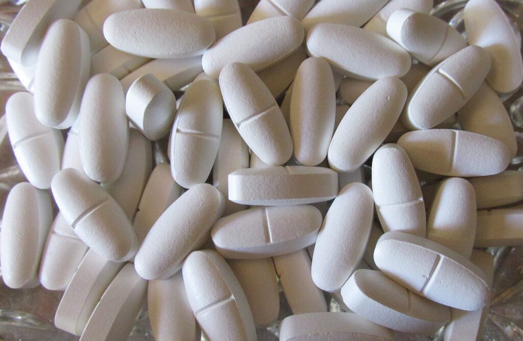 vitamin d, calcium, tablets-3091385.jpg