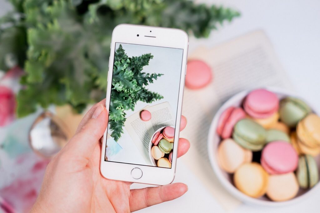 smartphone, flat lay, macarons-5641450.jpg